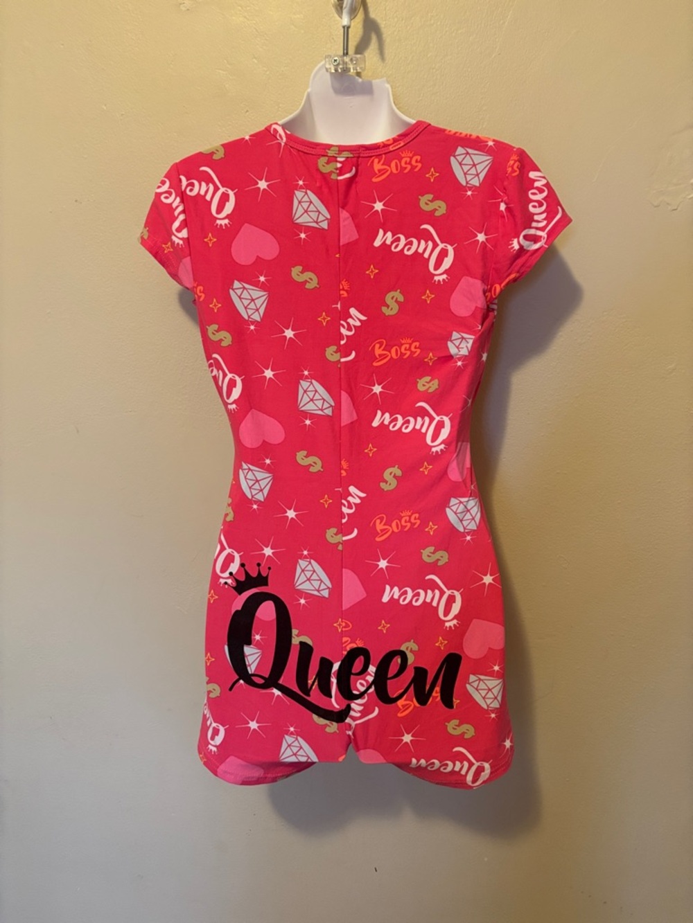 Women's Hot Pink 'Queen' Graphic Short Sleeve Romper